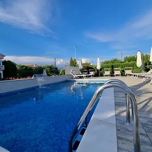  Appartamento Lea With Pool